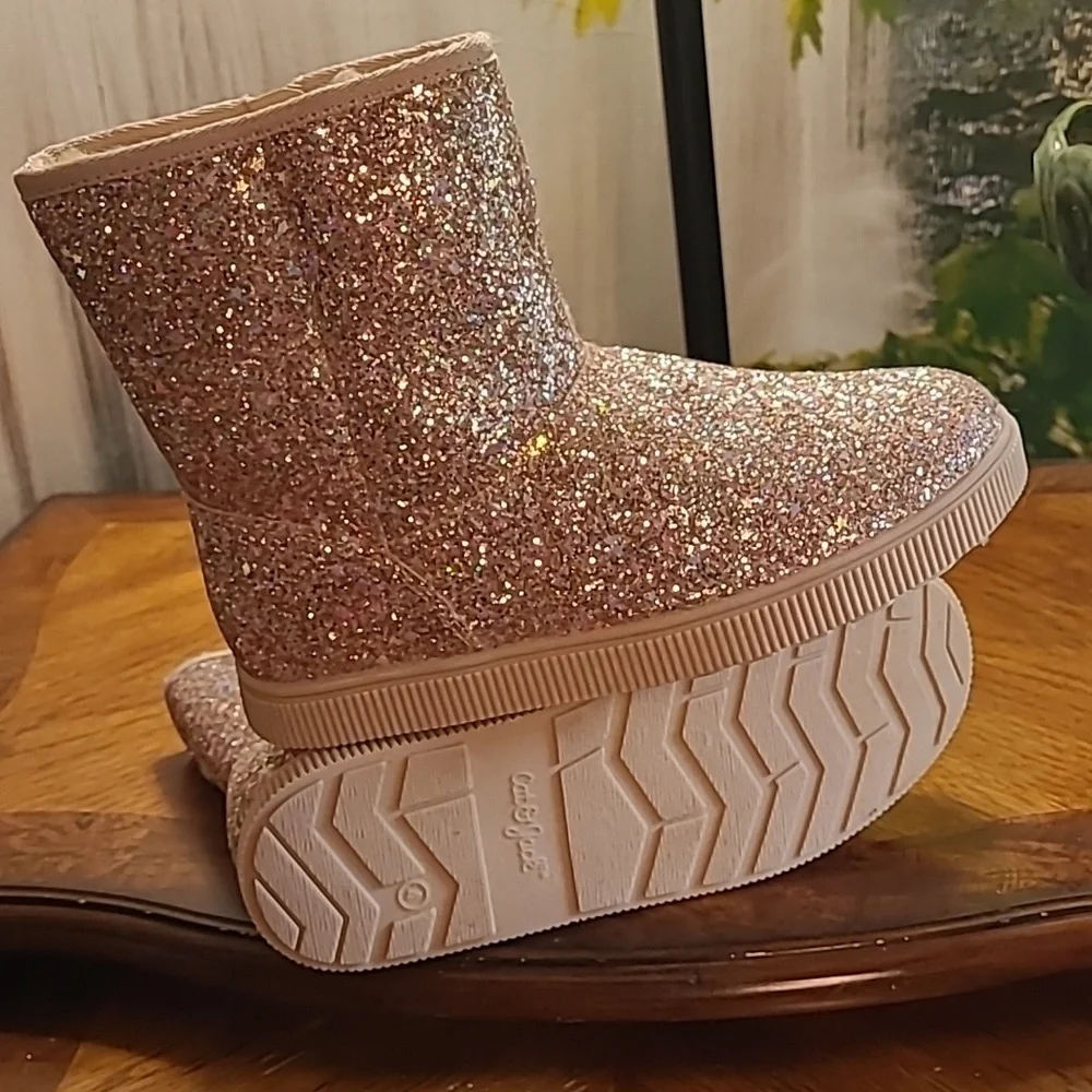New with tags! Cat & Jack Holland Girls 4 gold glitter winter boot faux fur